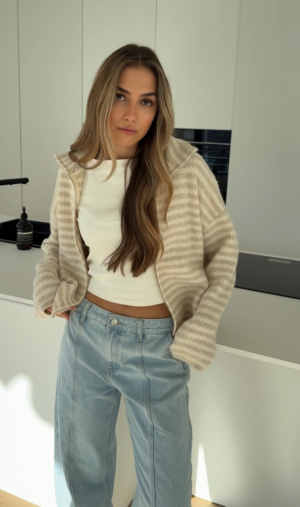 CÁRDIGAN DE PUNTO CON CREMALLERA A RAYAS CANELA