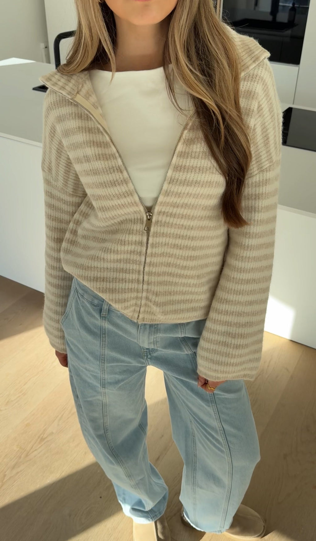 CÁRDIGAN DE PUNTO CON CREMALLERA A RAYAS CANELA