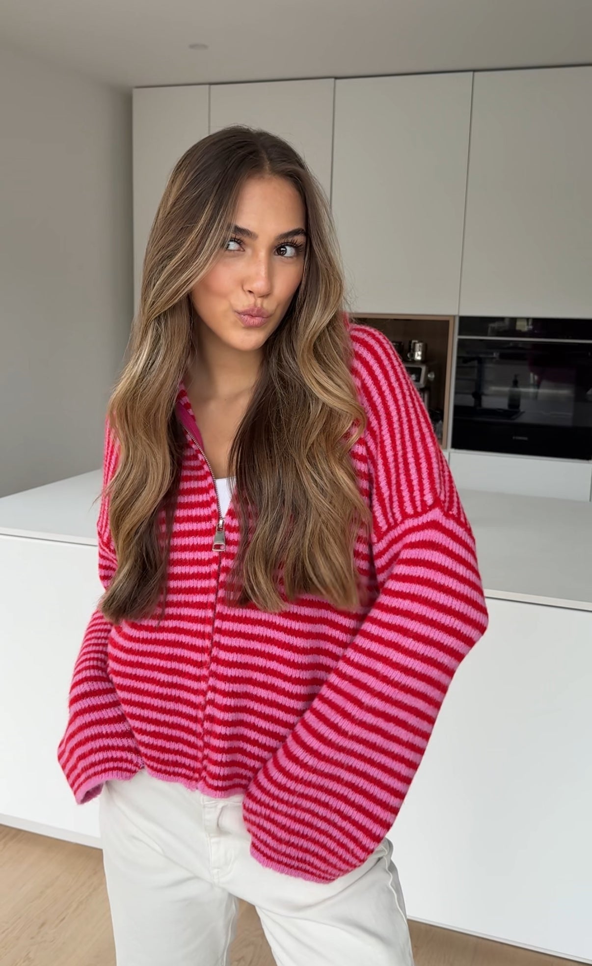 CÁRDIGAN DE PUNTO CON CREMALLERA A RAYAS CEREZA
