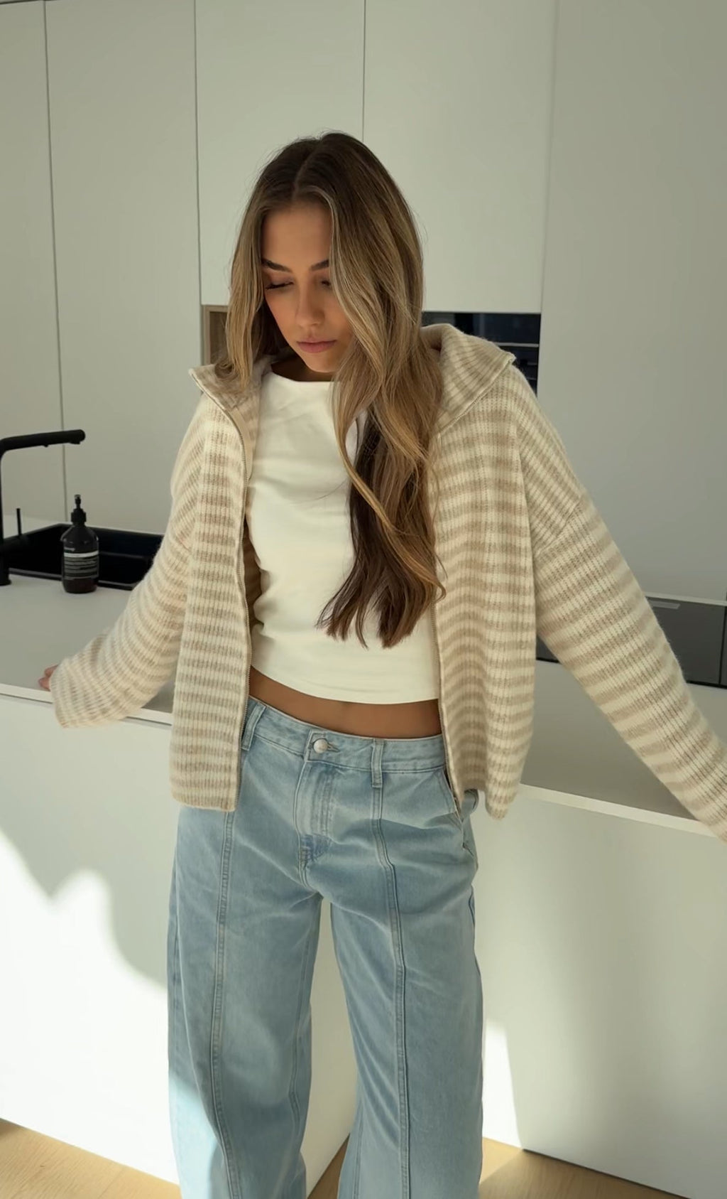 CÁRDIGAN DE PUNTO CON CREMALLERA A RAYAS CANELA