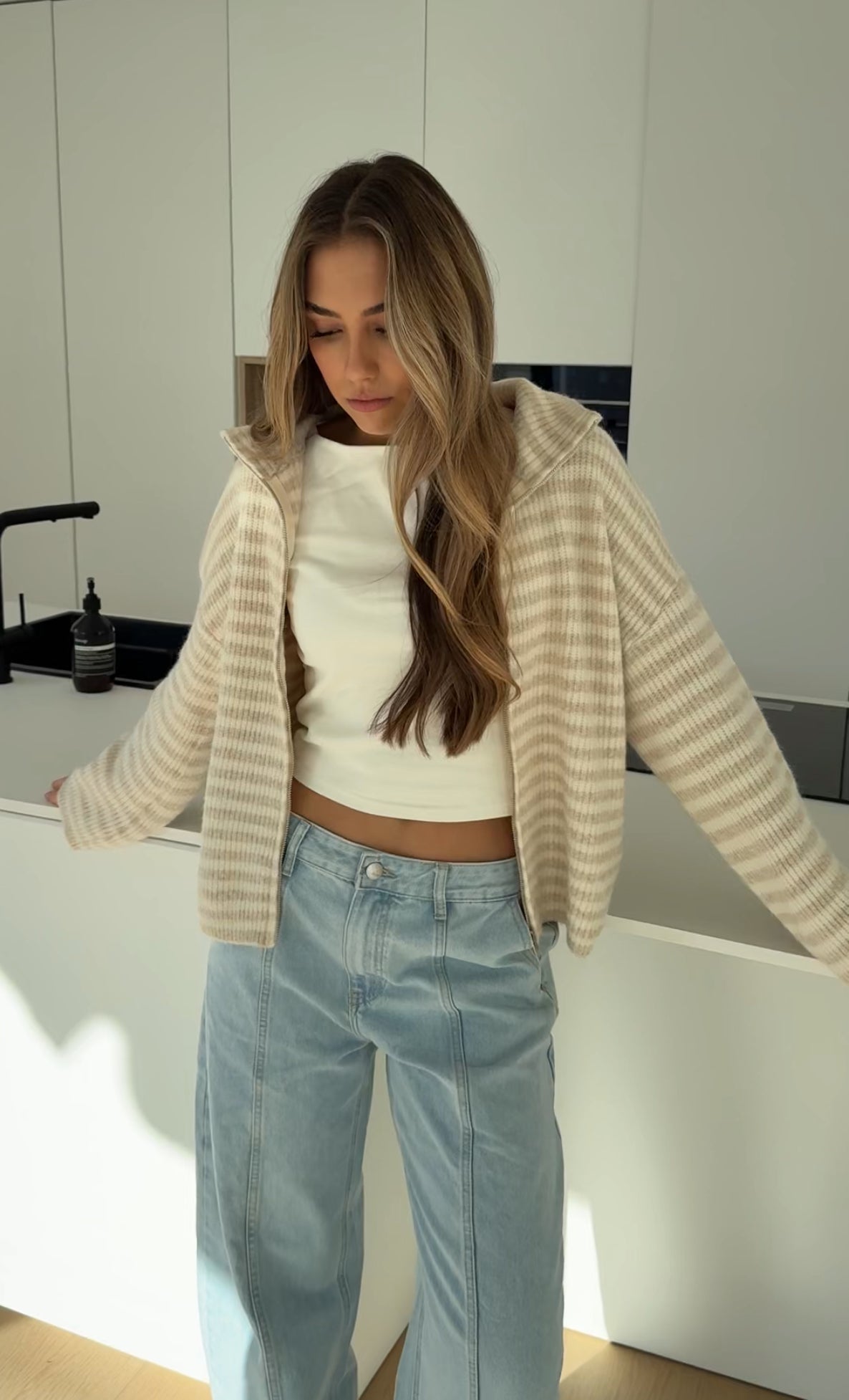 CÁRDIGAN DE PUNTO CON CREMALLERA A RAYAS CANELA